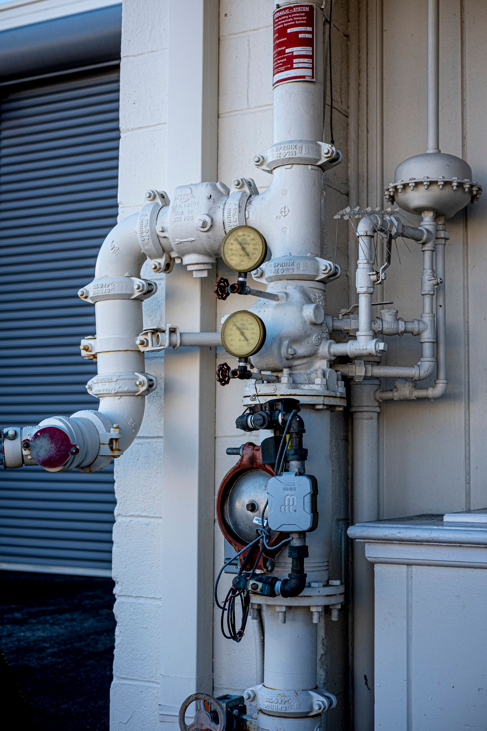 Leidingwerk met afsluiters en drukmeters bij een installatie