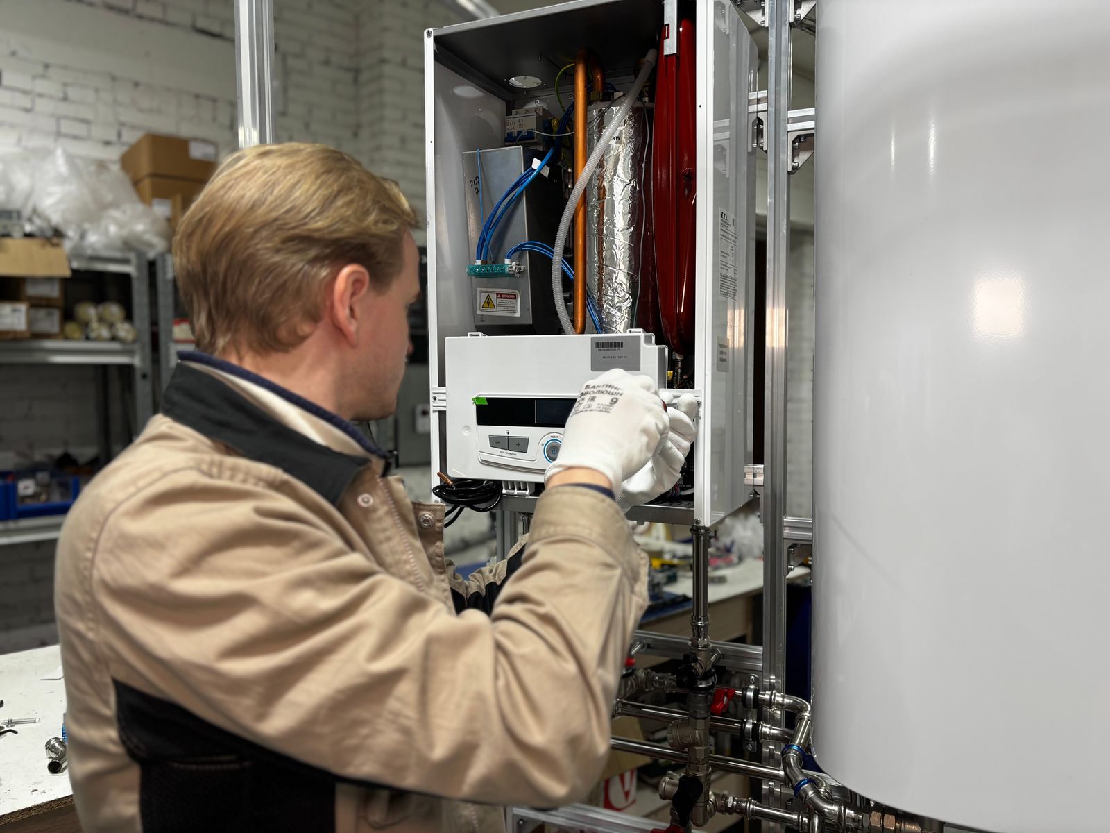 Installateur voert werkzaamheden uit aan een cv-ketel en verwarmingsinstallatie